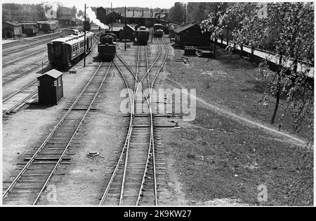 Bangården à Charlottenberg. La locomotive à vapeur est probablement une machine B et les wagons à côté sont AB03A 1080, le premier chariot de restaurant de SJ, qui est visible sur la division de fenêtre avec toutes les fenêtres dans le couloir, et un F3 de BC. UGJ. Le chariot droit devant est un DF01 que les fenêtres pignon révèlent. TT. Banque D'Images
