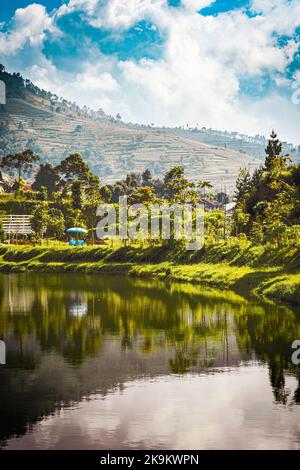 Cette photo a été prise à l'aide d'un drone professionnel, qui capture la beauté du paysage d'une perspective vraiment élevée. Banque D'Images