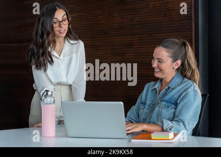 Collègues discutant des affaires - photo de stock Banque D'Images