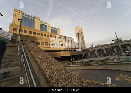 Bruxelles, Brabant, Belgique 10 28 2022 : grand angle sur les escaliers et le bâtiment de la gare de Bruxelles-Nord Banque D'Images