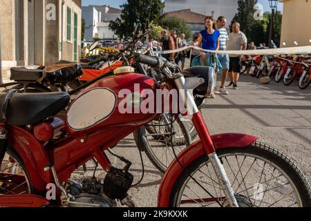 Felanitx, Espagne ; octobre 23 2022 : foire annuelle de paprika dans la ville majorquine de Felanitx. Exposition de rue de motos classiques. Exposition de Derbi Banque D'Images