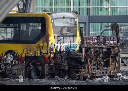 Slough, Berkshire, Royaume-Uni. 29th octobre 2022. Un énorme incendie a éclaté à la gare routière de Slough ce matin. Les pompiers du Royal Berkshire Fire and Rescue Service ont été appelés à l'incendie sur tout le toit de la gare routière de Slough. Au moins un bus a été détruit. Les pompiers restent sur les lieux ce matin et la police de la vallée de la Tamise a bouclé la gare routière. La cause de l'incendie est inconnue. Certaines routes locales qui ont été fermées plus tôt ont maintenant rouvert. Les bus fonctionnent toujours mais certains sont en dérivation. Crédit : Maureen McLean/Alay Live News Banque D'Images