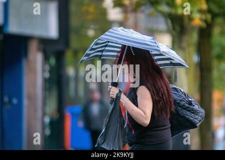 Preston, Lancashire. Météo Royaume-Uni. 29th octobre 2022. Froid humide drizzly sombre jour d'automne dans le centre-ville. Crédit; MediaWorldImages/AlamyLiveNews Banque D'Images