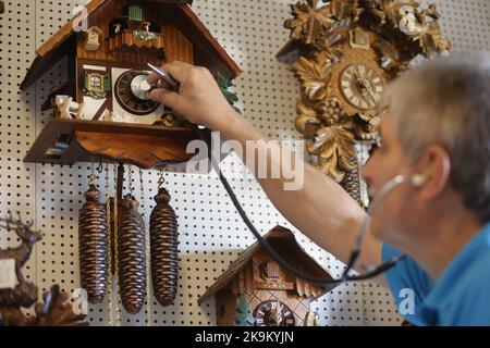 28 octobre 2022, Saxe-Anhalt, Gernrode: Le maître horloger Uwe Bergmann vérifie le mouvement d'une horloge à coucou avec un stéthoscope dans les salles de musée de l'ancienne usine d'horloge de Harz à Gernrode. Environ 300 horloges coucou différentes et d'autres expositions sont présentées ici sur 800 mètres carrés. Le musée de l'horloge comprend également un atelier où les horloges couckoo et d'autres mouvements de l'horloge sont réparés avec soin. L'attraction principale du musée est la plus grande horloge à coucou en dehors de la Forêt Noire avec une hauteur de 14,50 mètres. Le dernier dimanche d'octobre commence la période d'hiver. Dans le Banque D'Images