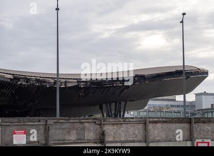 Slough, Berkshire, Royaume-Uni. 29th octobre 2022. Un énorme incendie a éclaté à la gare routière de Slough ce matin. Les pompiers du Royal Berkshire Fire and Rescue Service ont été appelés à l'incendie sur tout le toit de la gare routière de Slough. Au moins un bus a été détruit. Les pompiers restent sur les lieux ce matin et la police de la vallée de la Tamise a bouclé la gare routière. La cause de l'incendie est inconnue. Certaines routes locales qui ont été fermées plus tôt ont maintenant rouvert. Les bus fonctionnent toujours mais certains sont en dérivation. Crédit : Maureen McLean/Alay Live News Banque D'Images