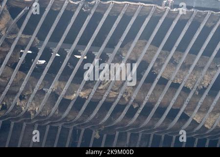 Slough, Berkshire, Royaume-Uni. 29th octobre 2022. Un énorme incendie a éclaté à la gare routière de Slough ce matin. Les pompiers du Royal Berkshire Fire and Rescue Service ont été appelés à l'incendie sur tout le toit de la gare routière de Slough. Au moins un bus a été détruit. Les pompiers restent sur les lieux ce matin et la police de la vallée de la Tamise a bouclé la gare routière. La cause de l'incendie est inconnue. Certaines routes locales qui ont été fermées plus tôt ont maintenant rouvert. Les bus fonctionnent toujours mais certains sont en dérivation. Crédit : Maureen McLean/Alay Live News Banque D'Images