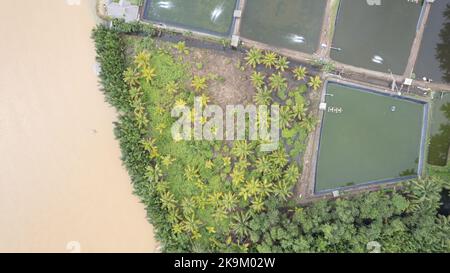 Cette photo a été prise à l'aide d'un drone professionnel, qui capture la beauté du paysage d'une perspective vraiment élevée. Banque D'Images