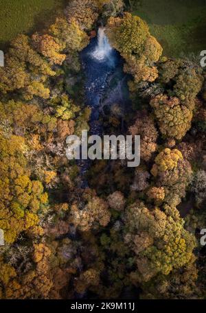 Vue aérienne de l'eau qui coule au-dessus des chutes d'Henrhyd, la plus haute cascade du sud du pays de Galles, au Royaume-Uni Banque D'Images