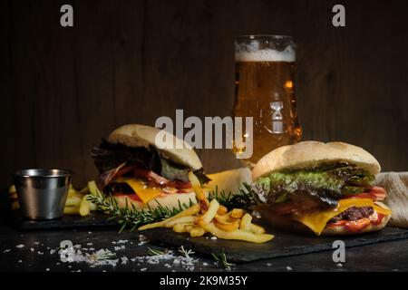 hamburgers faits maison avec frites et un verre de bière Banque D'Images