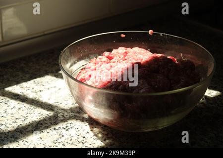 un bol de viande hachée prête à l'emploi Banque D'Images