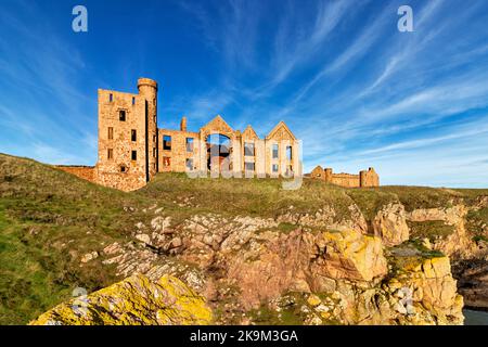 Château de Slains Cruden Bay Aberdeenshire Écosse automne soleil et ciel bleu sur les ruines d'un château construit sur les falaises Banque D'Images