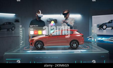 Deux ingénieurs de développement choisissent une couleur pour un futur prototype de voiture électrique durable respectueux de l'environnement. À l'aide d'un casque de réalité virtuelle et d'un hologramme. Technologie de pointe. Développeurs de conception automobile. Banque D'Images