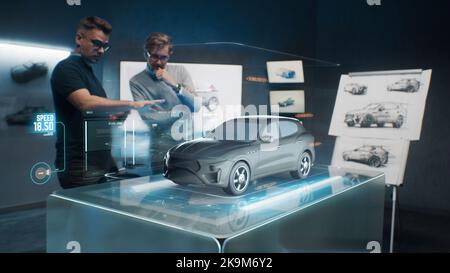 Deux ingénieurs de développement du studio conçoivent un véhicule électrique standard écologique utilisant la technologie de modélisation 3D et la tête VR. 3D interface de l'application de diagnostic. Banque D'Images