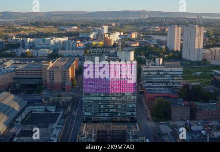 Vue aérienne des gens faire signe Glasgow sur le grand bâtiment de la tour dans le centre-ville Banque D'Images