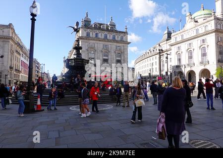 Les gens à la fontaine commémorative Shaftesbury, surmontée d'une statue ailées d'Anteros, située dans le sud-est de Piccadilly Circus Londres. Banque D'Images