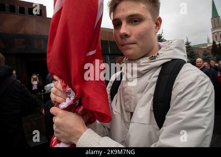 Moscou, Russie. 29th octobre 2022. Les partisans du Parti communiste (KPRF) prennent part à une cérémonie pour déposer des couronnes et des fleurs sur le mausolée de Lénine sur la place Rouge et marquer 104 ans depuis la création de Komsomol (Ligue des jeunes communistes léninistes de toute l'Union) à Moscou, en Russie Banque D'Images