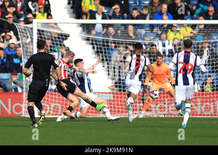 Oli McBurnie, de Sheffield United (deuxième à gauche), marque le deuxième but du match du championnat Sky Bet aux Hawthorns, West Bromwich. Date de la photo: Samedi 29 octobre 2022. Banque D'Images