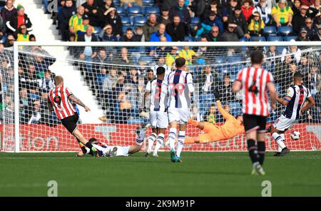 Oli McBurnie, de Sheffield United (à gauche), marque le deuxième but du match du championnat Sky Bet aux Hawthorns, West Bromwich. Date de la photo: Samedi 29 octobre 2022. Banque D'Images