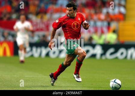 Lisbonne, Portugal. 30th juin 2004. ARCHIVE PHOTO: Luis Figo fête son anniversaire de 50th sur 4 novembre 2022, 37 SN por NED Portugal-Hollande 2-1 Luis FIGO (por), action 06/30/2004, demi-finales, Euro2004, championnat européen de football 2004, du 06/12/2004 au 07/04/2004 au Portugal ? Credit: dpa/Alay Live News Banque D'Images