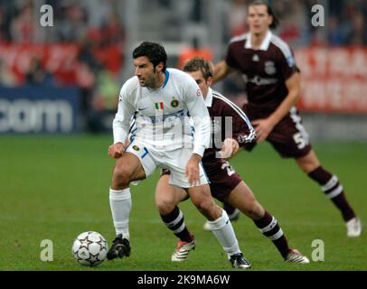 ARCHIVE PHOTO: Luis Figo fête son anniversaire de 50th sur 4 novembre 2022, Luis FIGO (Milan) contre Philipp LAHM. Match de la Ligue des champions de football 6 groupe B FC Bayern Munich-Inter Milan 1-1, le 12/05/2006 . SVEN SIMON, Princess-Luise-Str.41#45479 Muelheim/Ruhr#tel.648/9413250#fax 0208/9413260#account 244 293 433 P ostbank E ssen BLZ 360 100 43#www.SvenSimon.net#e-mail :SvenSimon@t-online.de. Banque D'Images