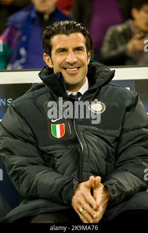 ARCHIVE PHOTO: Luis Figo fête son anniversaire de 50th sur 4 novembre 2022, Luis FIGO, por, Scout Inter Milan, Demi-longueur, image unique, geste, geste, quart de finale de la Ligue des champions de football deuxième jambe, FC Schalke 04 (GER) - Inter Milan (ITA) 2:1, on 13 avril 2011 à Gelsenkirchen/ Allemagne, saison 1011 ?Sven Simon # Princess-Luise-Str 41 # 45479 M uelheim/R uhr # Tél 0208/9413250 # Fax. 0208/9413260 # GLS Banque # compte 4030 025 100 # BLZ 430 609 67 # courriel : svensimon@t-online.de # www.SvenSimon.net. Banque D'Images