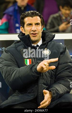 ARCHIVE PHOTO: Luis Figo fête son anniversaire de 50th sur 4 novembre 2022, Luis FIGO, por, Scout Inter Milan, Demi-longueur, image unique, geste, geste, quart de finale de la Ligue des champions de football deuxième jambe, FC Schalke 04 (GER) - Inter Milan (ITA) 2:1, on 13 avril 2011 à Gelsenkirchen/ Allemagne, saison 1011 ?Sven Simon # Princess-Luise-Str 41 # 45479 M uelheim/R uhr # Tél 0208/9413250 # Fax. 0208/9413260 # GLS Banque # compte 4030 025 100 # BLZ 430 609 67 # courriel : svensimon@t-online.de # www.SvenSimon.net. Banque D'Images