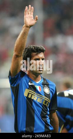 ARCHIVE PHOTO: Luis Figo fête son anniversaire de 50th sur 4 novembre 2022, Luis FIGO, por, Inter Milan, Vagues aux spectateurs, demi-figure, demi-figure, football 'Franz-Beckenbauer-Pokal' FC Bayern Munich - Inter Milan 0:1, on 5 août 2008 à Munich; ?Sven Simon#Prinzess-Luise-Strasse 41#45479 Muelheim/R uhr #tél 0208/9413250#fax. 0208/9413260#compte. 244 293 433 P ostbank E ssen BLZ 360 100 43# www.SvenSimon.net. Banque D'Images