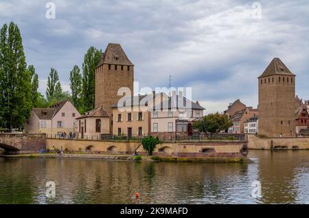 Paysage au bord de l'eau autour des ponts-Couverts à Strasbourg, une ville de la région Alsace en France Banque D'Images