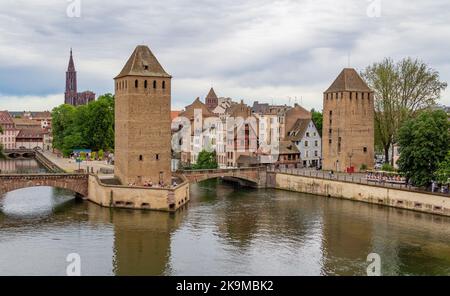 Paysage au bord de l'eau autour des ponts-Couverts à Strasbourg, une ville de la région Alsace en France Banque D'Images