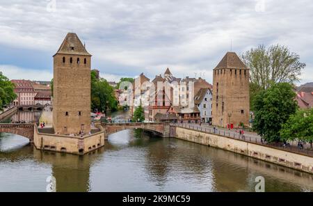 Paysage au bord de l'eau autour des ponts-Couverts à Strasbourg, une ville de la région Alsace en France Banque D'Images