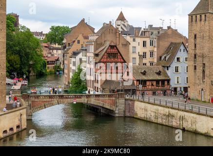 Paysage au bord de l'eau autour des ponts-Couverts à Strasbourg, une ville de la région Alsace en France Banque D'Images