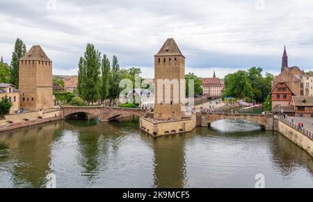 Paysage au bord de l'eau autour des ponts-Couverts à Strasbourg, une ville de la région Alsace en France Banque D'Images