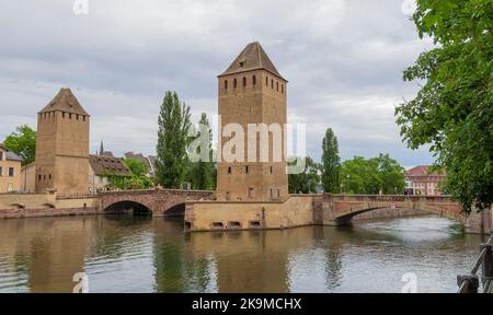 Paysage au bord de l'eau autour des ponts-Couverts à Strasbourg, une ville de la région Alsace en France Banque D'Images