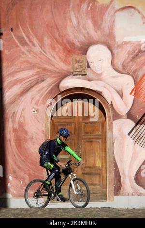 Dozza, Italie. Peintures murales sur la façade des bâtiments historiques. Homme à cheval par „Angelo di Dozza“ par Giuliana Bonazza. Banque D'Images