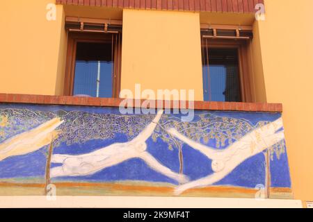 Dozza, Italie. Peintures murales sur la façade des bâtiments historiques. 'Uomini che volano e le vigne', par Paolo Scarpa. Banque D'Images