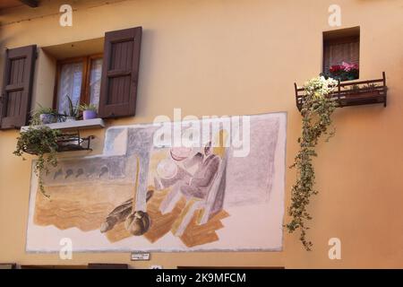 Dozza, Italie. Peintures murales sur la façade des bâtiments historiques. „Attraverso le Pareti Di B.“ par Aldo Galgano, 1983. Banque D'Images