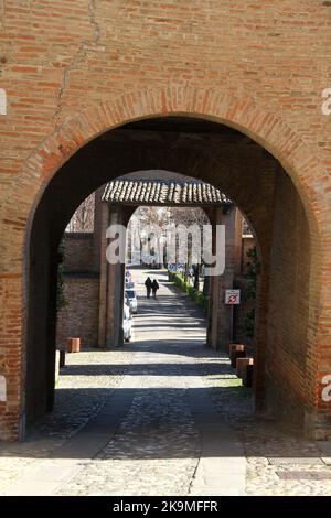 Dozza, Italie. Porte d'accès à la cité médiévale fortifiée. Banque D'Images