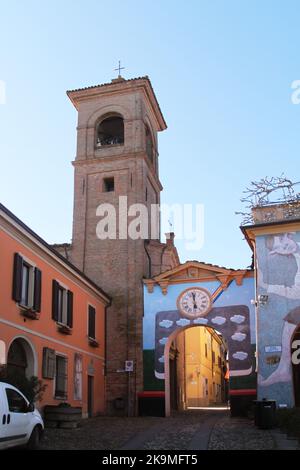 Dozza, Italie. Peintures murales sur la façade des bâtiments historiques de la Piazza Zotti, avec la tour de l'église paroissiale sur la gauche. Banque D'Images