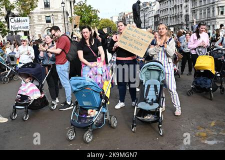 Trafalgar Square, Londres, Royaume-Uni. 29th octobre 2022. La Marche des momies est une protestation pour exiger une meilleure garde d'enfants, un congé parental et des politiques de travail flexibles pour les familles. Les femmes ont le droit de protester et d'exiger que notre gouvernement entende notre voix. Crédit : voir Li/Picture Capital/Alamy Live News Banque D'Images