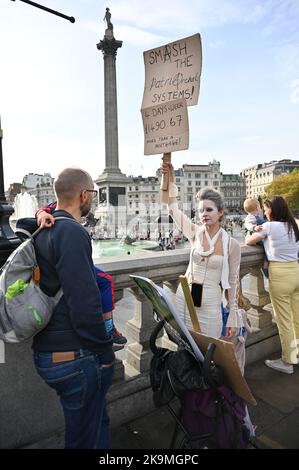 Trafalgar Square, Londres, Royaume-Uni. 29th octobre 2022. La Marche des momies est une protestation pour exiger une meilleure garde d'enfants, un congé parental et des politiques de travail flexibles pour les familles. Les femmes ont le droit de protester et d'exiger que notre gouvernement entende notre voix. Crédit : voir Li/Picture Capital/Alamy Live News Banque D'Images