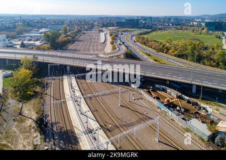 Voie de chemin de fer avec de nombreuses pistes, traction électrique et jonction d'autoroute à Cracovie, en Pologne, près de la gare de Kraków Bonarka Banque D'Images