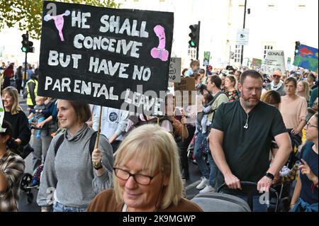 Trafalgar Square, Londres, Royaume-Uni. 29th octobre 2022. La Marche des momies est une protestation pour exiger une meilleure garde d'enfants, un congé parental et des politiques de travail flexibles pour les familles. Les femmes ont le droit de protester et d'exiger que notre gouvernement entende notre voix. Crédit : voir Li/Picture Capital/Alamy Live News Banque D'Images