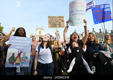 Trafalgar Square, Londres, Royaume-Uni. 29th octobre 2022. La Marche des momies est une protestation pour exiger une meilleure garde d'enfants, un congé parental et des politiques de travail flexibles pour les familles. Les femmes ont le droit de protester et d'exiger que notre gouvernement entende notre voix. Crédit : voir Li/Picture Capital/Alamy Live News Banque D'Images