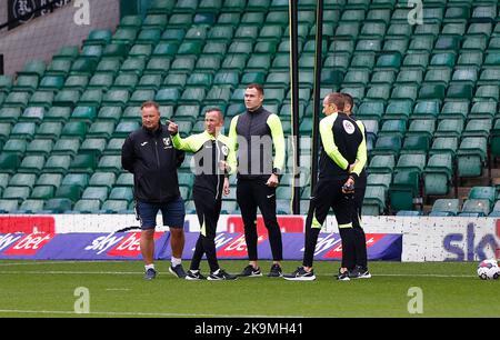 Norwich, Royaume-Uni. 29th octobre 2022. Les officiels du match avant le match du championnat Sky Bet entre Norwich City et Stoke City à Carrow Road sur 29 octobre 2022 à Norwich, en Angleterre. (Photo par Mick Kearns/phcimages.com) crédit: Images de la SSP/Alamy Live News Banque D'Images