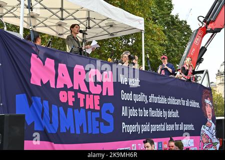 Parliament Square, Londres, Royaume-Uni. 29th octobre 2022. La Présidente Sophie Walker, à la Marche des momies, est une protestation pour exiger une meilleure garde d'enfants, un congé parental et des politiques de travail flexibles pour les familles. Les femmes ont le droit de protester et d'exiger que notre gouvernement entende notre voix. Crédit : voir Li/Picture Capital/Alamy Live News Banque D'Images