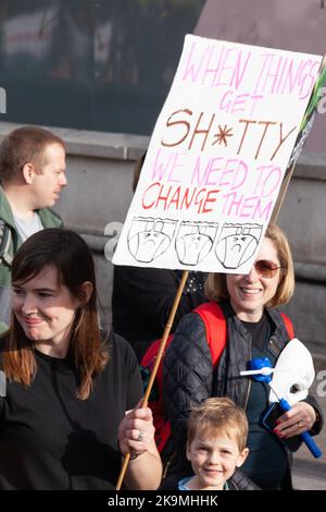 Londres, Royaume-Uni, 29 octobre 2022 : les manifestants du mois de mars des momies appellent à la garde d'enfants universelle abordable. Des milliers de parents, d'enfants et de grands-parents, dont beaucoup sont vêtus de costumes d'Halloween, ont défilé à Londres et dans d'autres villes. La marche a été organisée par le groupe de campagne enceinte puis vissé. Anna Watson/Alay Live News Banque D'Images