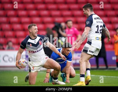 Le Matty Lees d'Angleterre (à gauche) célèbre la première tentative du match de son côté lors du match de la coupe du monde de rugby à XV Au Bramall Lane, Sheffield. Date de la photo: Samedi 29 octobre 2022. Banque D'Images