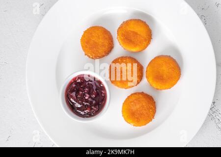 Nuggets de camembert frits avec sauce aux canneberges Banque D'Images