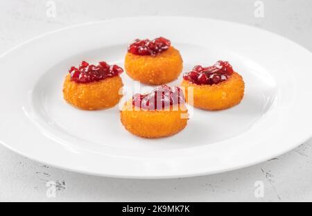 Nuggets de camembert frits avec sauce aux canneberges Banque D'Images