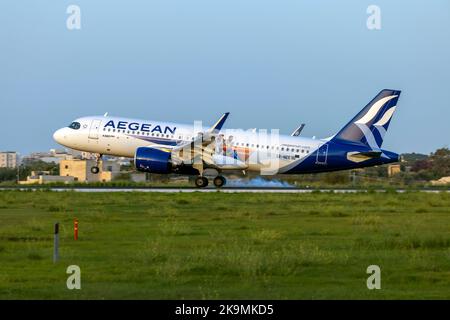 Aegean Airlines Airbus A320-271N (REG: SX-NEE) avec des autocollants de l'équipe de basket-ball hellénique, côté gauche en anglais. Banque D'Images